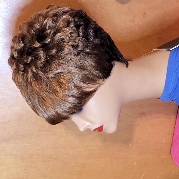 Short Two Tone Wig With Curls - Picture 5 of 6